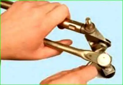 Снятие, разборка и установка очистителя ветрового стекла Снятие, разборка и установка очистителя ветрового стекла