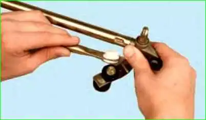 Снятие, разборка и установка очистителя ветрового стекла Снятие, разборка и установка очистителя ветрового стекла