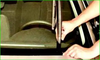 Снятие, разборка и установка очистителя ветрового стекла Снятие, разборка и установка очистителя ветрового стекла