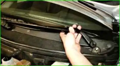 Снятие, разборка и установка очистителя ветрового стекла Снятие, разборка и установка очистителя ветрового стекла