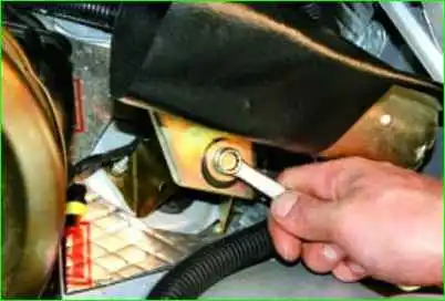 Снятие, разборка и установка очистителя ветрового стекла Снятие, разборка и установка очистителя ветрового стекла