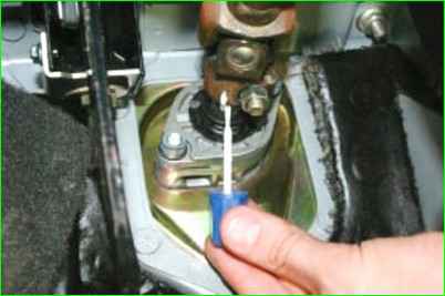 Снятие и установка карданного вала рулевого управления