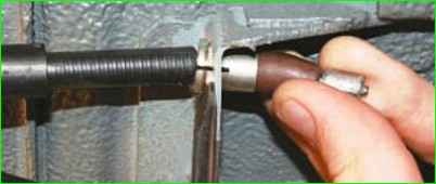 Замена троса привода стояночного тормоза