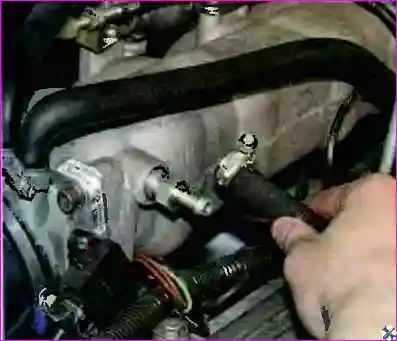 Отсоединение шланга Отсоединение шланга вакуумного усилителя