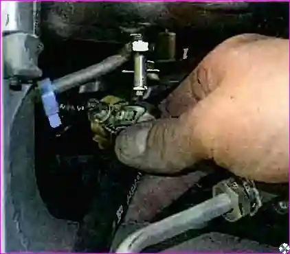 Шланг адсорбера Отсоединение отводящего шланга адсорбера