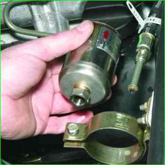 Как заменить топливный фильтр ВАЗ-2107-20