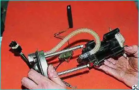 Снятие электробензонасоса автомобиля