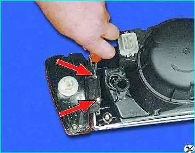 Замена фары и указателя поворота Замена фары и указателя поворота