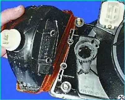 Замена фары и указателя поворота Замена фары и указателя поворота