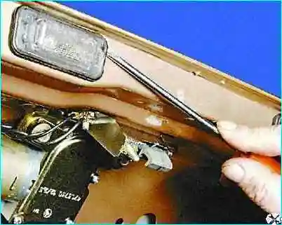 Снятие плафона освещения номерного знака Снятие плафона освещения номерного знака