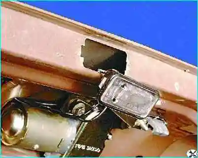 Снятие плафона освещения номерного знака Снятие плафона освещения номерного знака