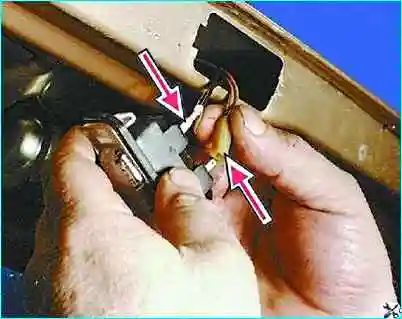 Снятие плафона освещения номерного знака Снятие плафона освещения номерного знака