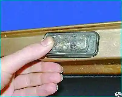 Снятие плафона освещения номерного знака Снятие плафона освещения номерного знака