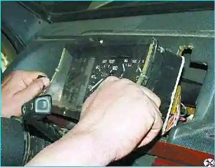 Снятие комбинации приборов ВАЗ-2109 Снятие комбинации приборов ВАЗ-2109