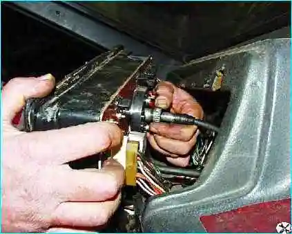 Снятие комбинации приборов ВАЗ-2109 Снятие комбинации приборов ВАЗ-2109