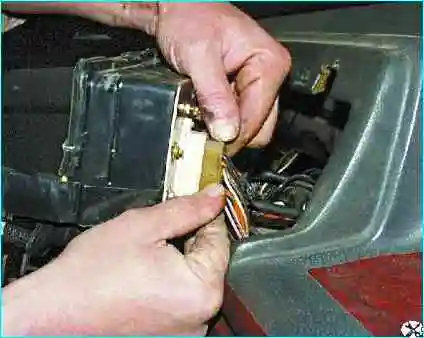 Снятие комбинации приборов ВАЗ-2109 Снятие комбинации приборов ВАЗ-2109