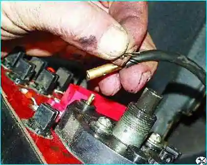 Снятие комбинации приборов ВАЗ-2109 Снятие комбинации приборов ВАЗ-2109