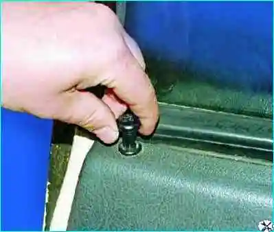 Снятие обивки двери автомобиля