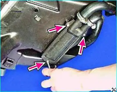 Снятие и установка радиатора отопителя автомобиля Снятие и установка радиатора отопителя автомобиля