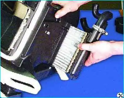 Снятие и установка радиатора отопителя автомобиля Снятие и установка радиатора отопителя автомобиля