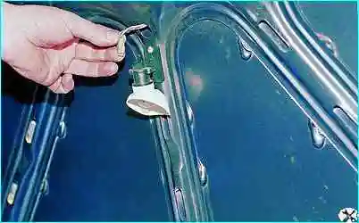 Снятие лампы освещения моторного отсека Снятие лампы освещения моторного отсека