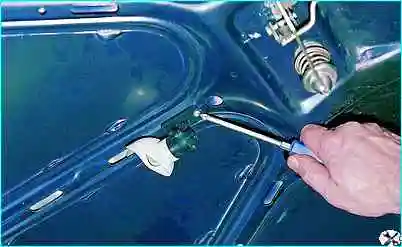 Снятие лампы освещения моторного отсека Снятие лампы освещения моторного отсека