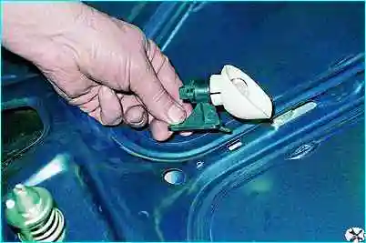 Снятие лампы освещения моторного отсека Снятие лампы освещения моторного отсека