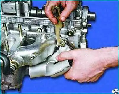 Разборка головки цилиндров двигателя Разборка головки цилиндров двигателя