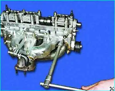 Разборка головки цилиндров двигателя Разборка головки цилиндров двигателя