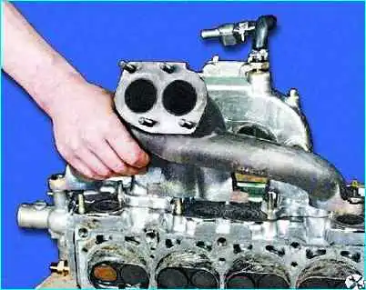 Разборка головки цилиндров двигателя Разборка головки цилиндров двигателя