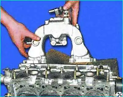 Разборка головки цилиндров двигателя Разборка головки цилиндров двигателя