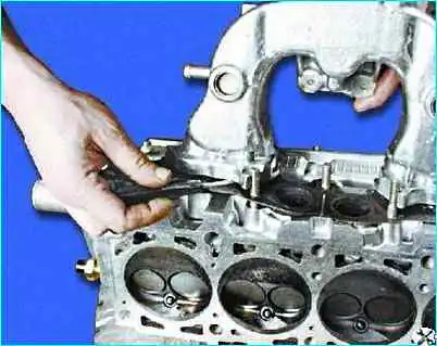 Разборка головки цилиндров двигателя Разборка головки цилиндров двигателя