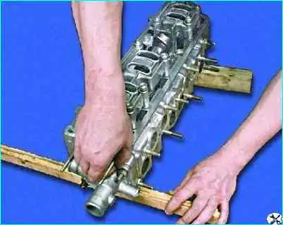 Разборка головки цилиндров двигателя Разборка головки цилиндров двигателя