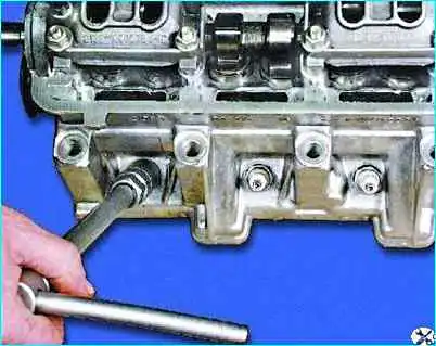 Разборка головки цилиндров двигателя Разборка головки цилиндров двигателя