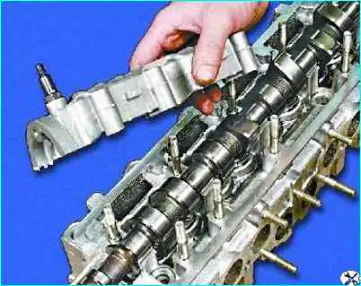 Разборка головки цилиндров двигателя Разборка головки цилиндров двигателя