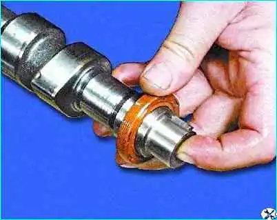 Разборка головки цилиндров двигателя Разборка головки цилиндров двигателя