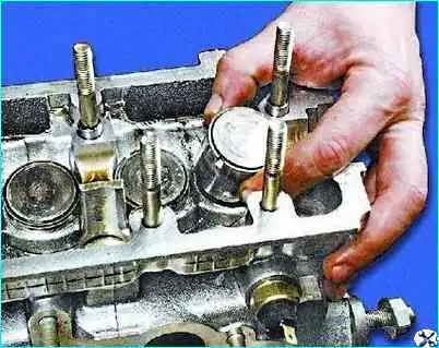 Разборка головки цилиндров двигателя Разборка головки цилиндров двигателя