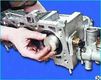 Разборка головки цилиндров двигателя Разборка головки цилиндров двигателя