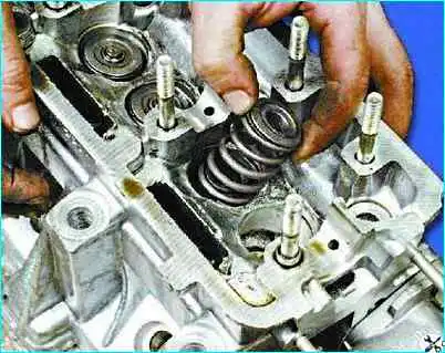 Разборка головки цилиндров двигателя Разборка головки цилиндров двигателя