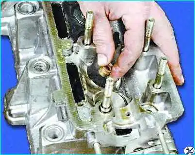 Разборка головки цилиндров двигателя Разборка головки цилиндров двигателя