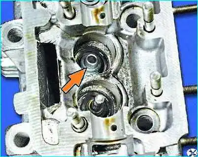 Разборка головки цилиндров двигателя Разборка головки цилиндров двигателя