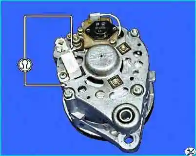 Проверка деталей генератора автомобиля Проверка деталей генератора автомобиля