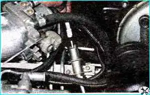 Снятие регулятора давления топлива Снятие регулятора давления топлива