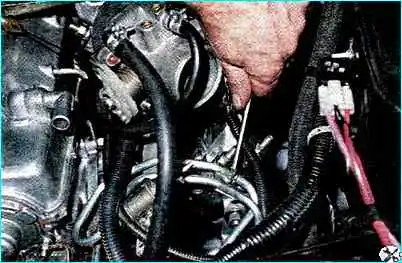 Снятие регулятора давления топлива Снятие регулятора давления топлива