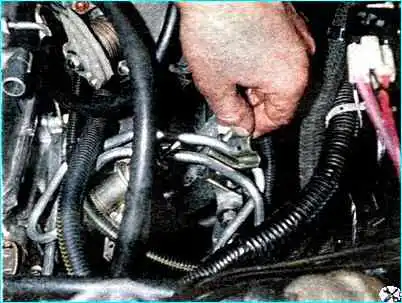 Снятие регулятора давления топлива Снятие регулятора давления топлива