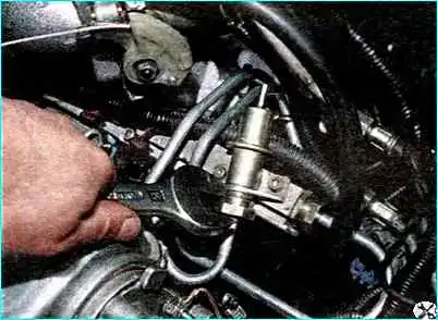 Снятие регулятора давления топлива Снятие регулятора давления топлива