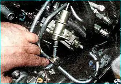 Снятие регулятора давления топлива Снятие регулятора давления топлива