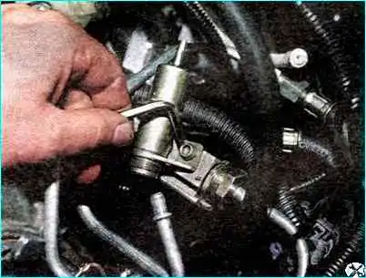 Снятие регулятора давления топлива Снятие регулятора давления топлива