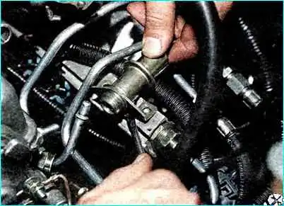 Снятие регулятора давления топлива Снятие регулятора давления топлива