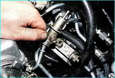Снятие регулятора давления топлива Снятие регулятора давления топлива